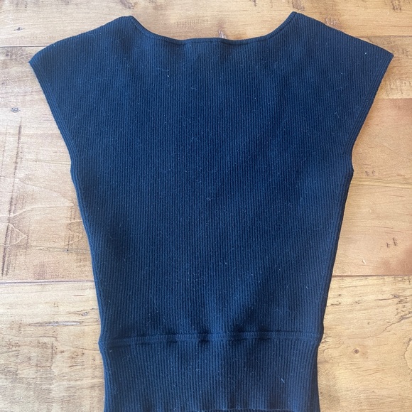 I Aritzia Wilfred sculpted net front cut out tank top - Picture 3 of 3